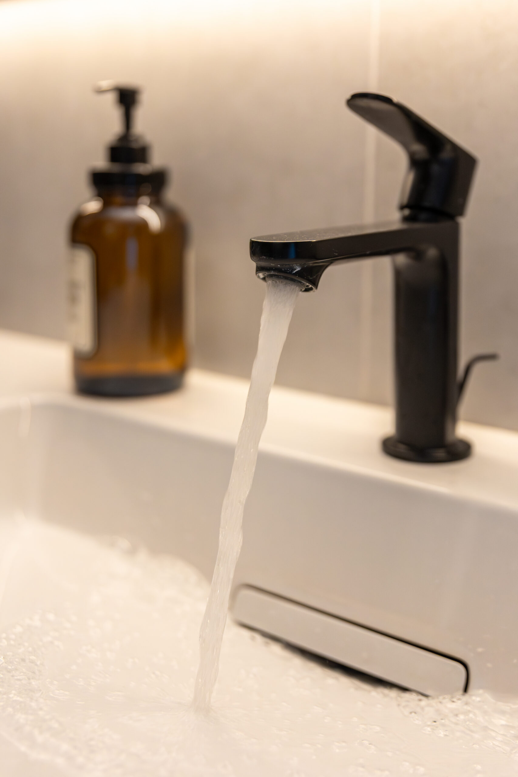 Warm water uit een kraan verwarmd met een warmtepompboiler